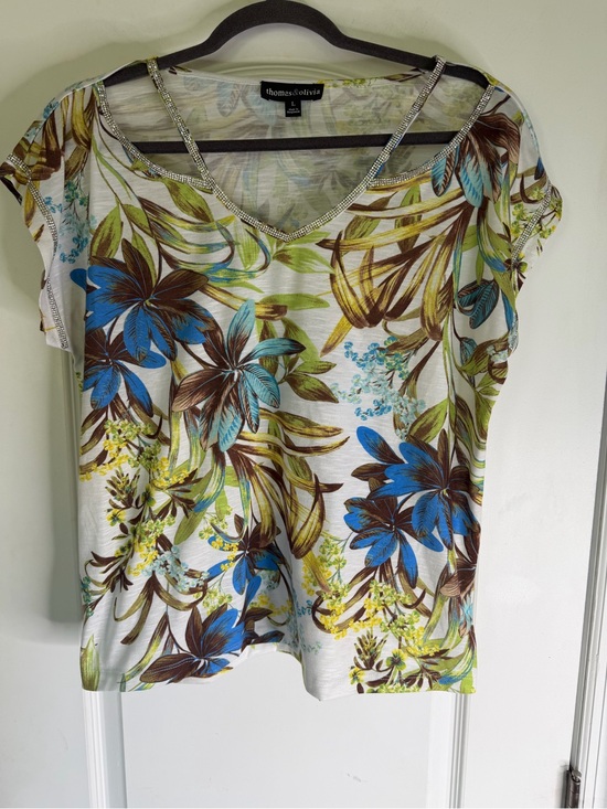 Thomas & Olivia Tops - Thomas & Olivia TropicalFloral V-Neck Short Sleeve Tee W/ Rhinestones Size L